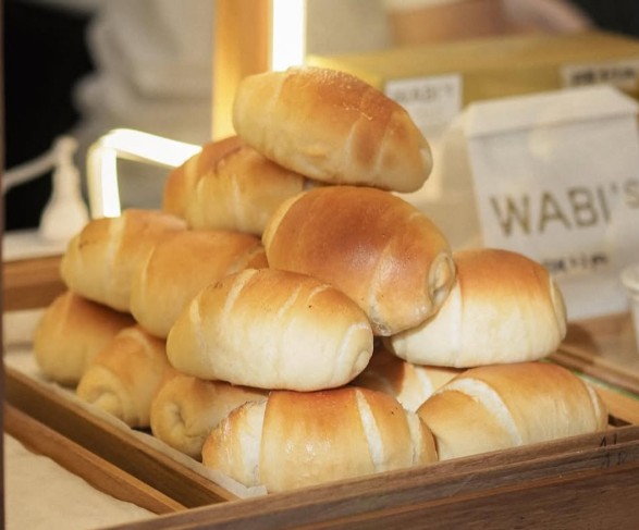 ②塩パンを食べる（お1人様1個ご賞味ください♪）